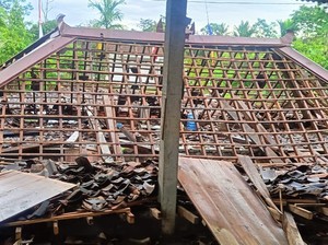 Bangunan Joglo Ambruk Imbas Hujan Disertai Angin Kencang di Turi Sleman