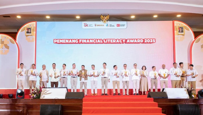 Bank BPD Bali raih penghargaan dalam ajang Financial Literacy Award 2025 yang diselenggarakan  OJK di Gedung Dhanapala Kementerian Keuangan, Jakarta, Jumat (22/8/2025). (Foto: Dok. BPD Bali)