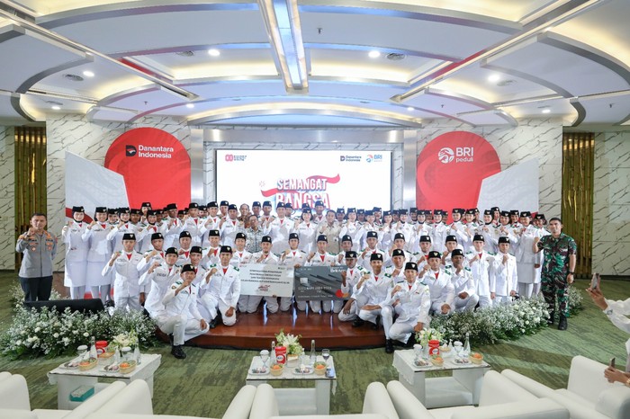 BRI menyerahkan dana pendidikan kepada Paskibraka 2025 dan tenaga pendukung