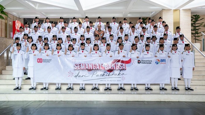 BRI menyerahkan dana pendidikan kepada Paskibraka 2025 dan tenaga pendukung