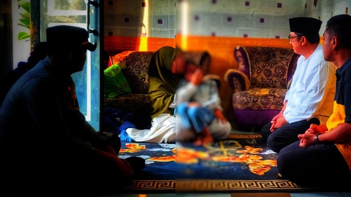 Bupati Sukabumi Asep Japar (berbaju putih) berbincang dengan keluarga M. Zihad Alfaritsi Eriansyah (7) di rumahnya, Kampung Kubang, Desa Pasir Datar Indah, Kecamatan Caringin, Sukabumi, Jumat (22/8/2025)