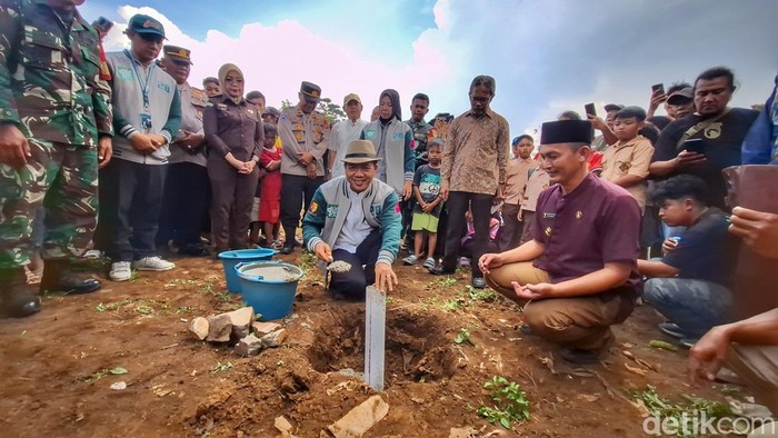 Bupati Bandung, Dadang Supriatna saat peletakan batu pertama pembangunan Jembatan roda dua Cijeruk, Kecamatan Bojongsoang, Jumat (22/8/2025).
