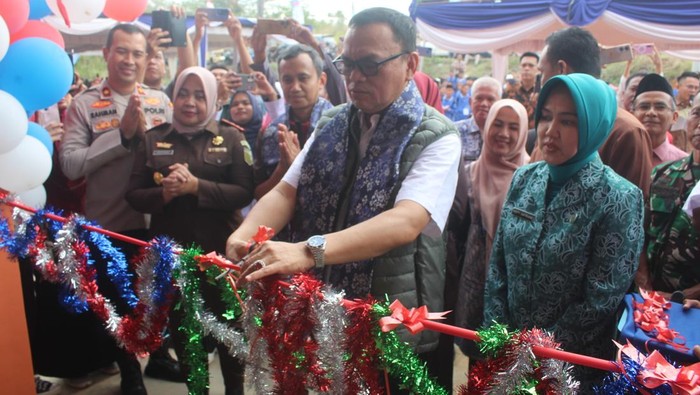 Bupati Empat Lawang Joncik Muhammad saat meresmikan sekolah rakyat