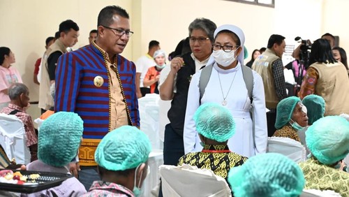 Bupati Kupang, Yosef Lede, meninjau proses operasi katarak gratis di RSUD Naibonat Kupang, NTT. (Dok. Pemkab Kupang)