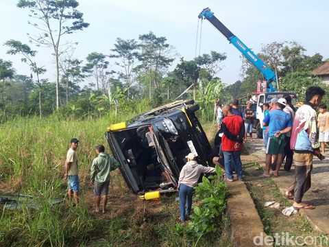 Bus terguling masuk ladang di Dukuh Tegalsari Timur, Desa Sruni, Kecamatan Musuk, Kabupaten Boyolali, Jumat (22/8/2025).