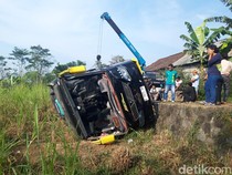 Ditinggal Sopir, Bus Ngglondor hingga Terguling di Musuk Boyolali