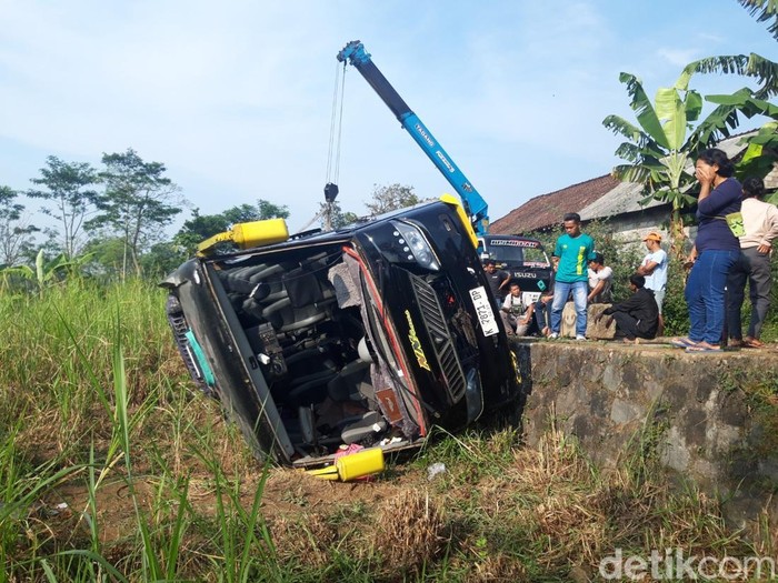 Bus terguling masuk ladang di Dukuh Tegalsari Timur, Desa Sruni, Kecamatan Musuk, Kabupaten Boyolali, Jumat (22/8/2025).