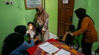 Petugas kesehatan puskesmas memeriksa gigi siswa pada kegiatan Cek Kesehatan Gratis (CKG) di SLB Negeri Cangakan, Karanganyar, Jawa Tengah, Jumat (22/8/2025). Foto: ANTARA FOTO /MOHAMMAD AYUDHA