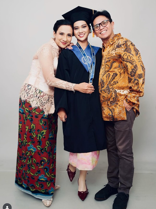 Charlotte Ramadhan baru saja menyelesaikan pendidikannya di Institut Pertanian Bogor. Momen wisuda tersebut dibagikan ke Instagram Charlotte dan kedua orangtuanya. Foto: Instagram/@shahnaz.haque/@charlotteramadhan