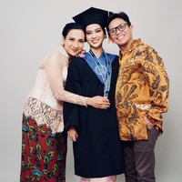 Foto Charlotte Putri Shahnaz Haque Wisuda Kedokteran Pakai Dress Bersejarah Foto Charlotte Putri Shahnaz Haque Wisuda Kedokteran Pakai Dress Bersejarah