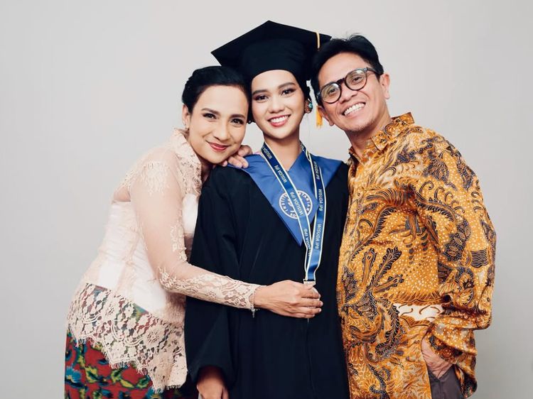 Foto Charlotte Putri Shahnaz Haque Wisuda Kedokteran Pakai Dress Bersejarah