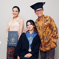 Shahnaz Haque dan Gilang Ramadhan turut hadir menemani Charlotte di acara wisudanya. Shahnaz memilih kebaya warna soft pastel dipadukan kain lilit warna merah tua dengan corak biru dan hijau. Sementara Gilang mengenakan kemeja batik lengan panjang berwarna coklat. Foto: Instagram/@shahnaz.haque/@charlotteramadhan