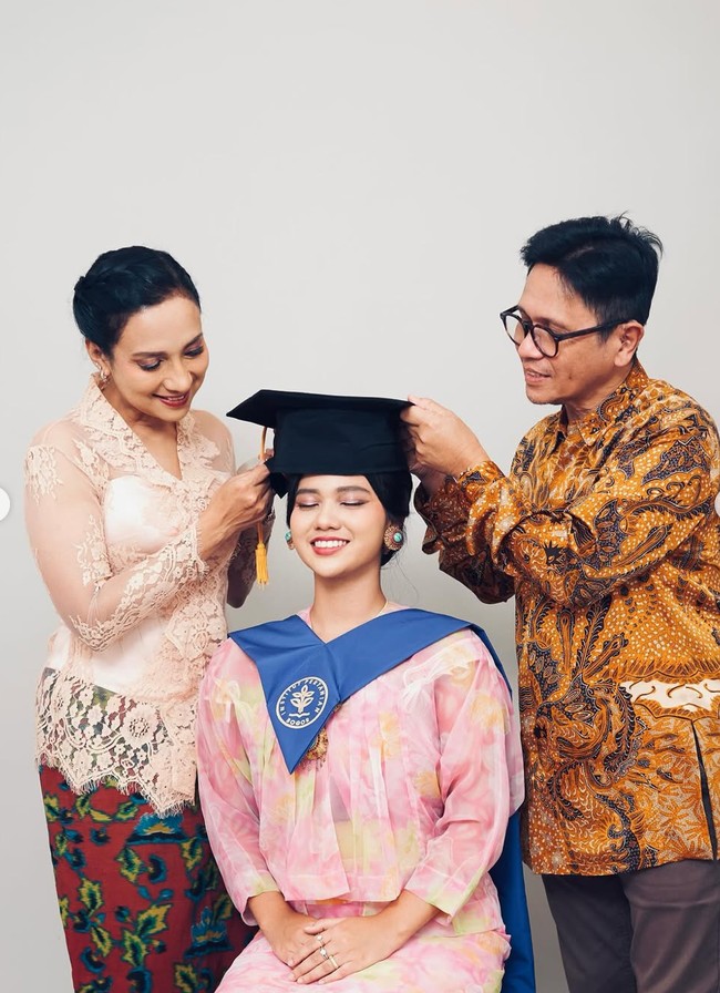 Resmi menyandang gelar Sarjana Kedokteran Hewan, Charlotte menuliskan kalimat ucapan terima kasih yang manis untuk kedua orangtuanya. Untuk dua orang yang selalu percaya padaku saat aku paling meragukan diriku sendiri—Bubu dan Bapa—tak akan pernah mungkin semua ini terjadi tanpa kalian. Pencapaian ini, momen ini, kebahagiaan ini… bukan hanya milikku, tapi juga milik kita. Kemenangan ini adalah kemenangan kalian juga, tulis Charlotte. Foto: Instagram/@shahnaz.haque/@charlotteramadhan