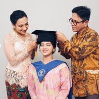 Resmi menyandang gelar Sarjana Kedokteran Hewan, Charlotte menuliskan kalimat ucapan terima kasih yang manis untuk kedua orangtuanya. Untuk dua orang yang selalu percaya padaku saat aku paling meragukan diriku sendiri—Bubu dan Bapa—tak akan pernah mungkin semua ini terjadi tanpa kalian. Pencapaian ini, momen ini, kebahagiaan ini… bukan hanya milikku, tapi juga milik kita. Kemenangan ini adalah kemenangan kalian juga, tulis Charlotte. Foto: Instagram/@shahnaz.haque/@charlotteramadhan