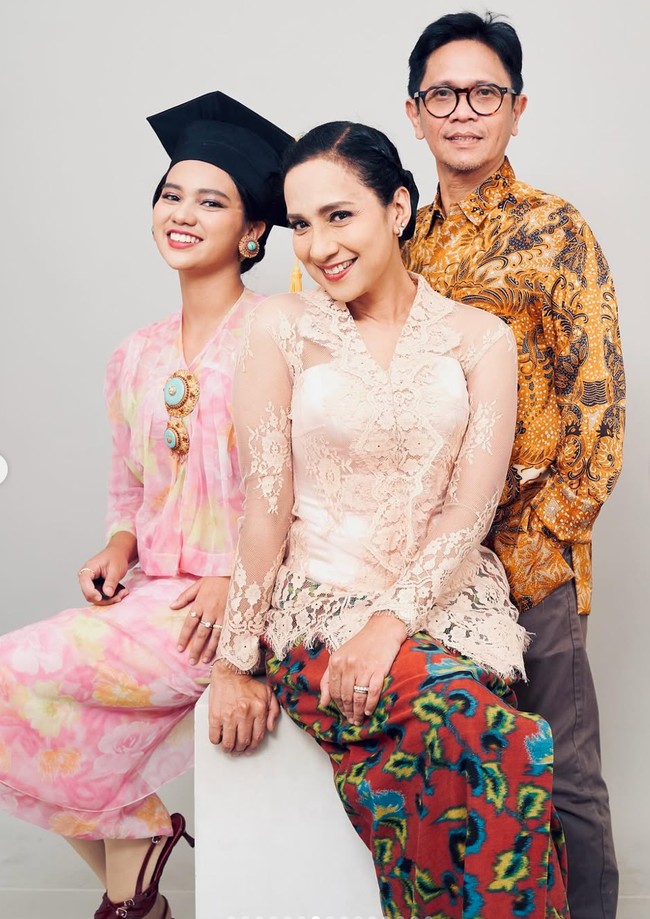 Busana yang dikenakan Charlotte tampak dihiasi bros berbentuk bulat yang berukuran cukup besar, disematkan di bagian dadanya. Bros dengan sentuhan warna tosca dan emas itu senada dengan anting yang dikenakan Charlotte. Foto: Instagram/@shahnaz.haque/@charlotteramadhan