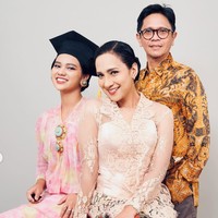 Busana yang dikenakan Charlotte tampak dihiasi bros berbentuk bulat yang berukuran cukup besar, disematkan di bagian dadanya. Bros dengan sentuhan warna tosca dan emas itu senada dengan anting yang dikenakan Charlotte. Foto: Instagram/@shahnaz.haque/@charlotteramadhan