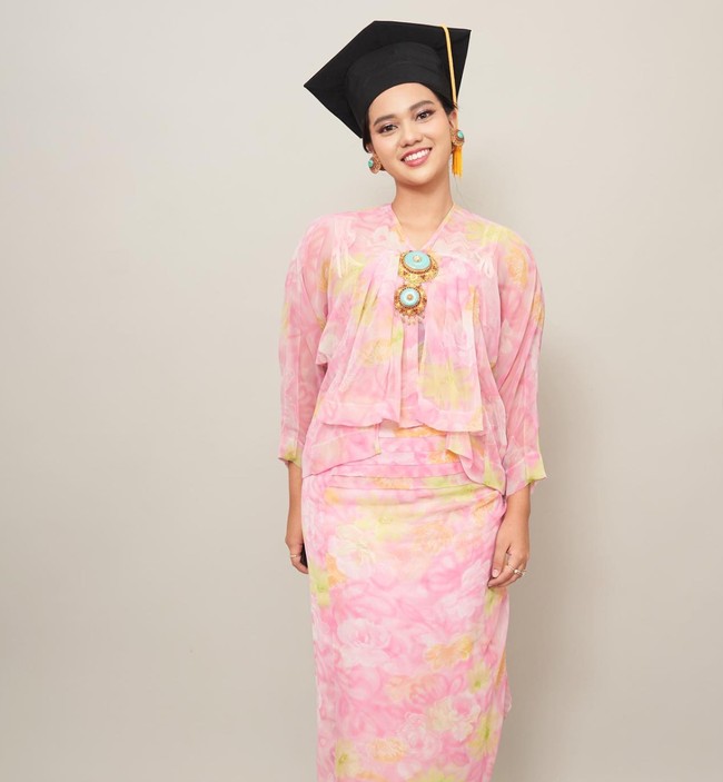 Dress yang dikenakan Charlotte sendiri rupanya memiliki sejarah spesial di keluarganya. Di keterangan unggahan Shahnaz menulis bahwa dress tersebut merupakan peninggalan dari nenek Charlotte, Eyang Mieke. Charlotte sendiri belum pernah bertemu langsung, hanya melihat melalui foto, karena Eyang Mieke sudah lebih dulu meninggal dunia pada tahun 1991. Foto: Instagram/@shahnaz.haque/@charlotteramadhan