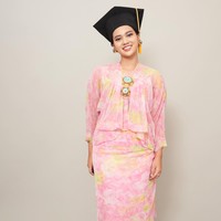 Dress yang dikenakan Charlotte sendiri rupanya memiliki sejarah spesial di keluarganya. Di keterangan unggahan Shahnaz menulis bahwa dress tersebut merupakan peninggalan dari nenek Charlotte, Eyang Mieke. Charlotte sendiri belum pernah bertemu langsung, hanya melihat melalui foto, karena Eyang Mieke sudah lebih dulu meninggal dunia pada tahun 1991. Foto: Instagram/@shahnaz.haque/@charlotteramadhan