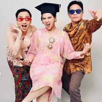 Tak hanya pernah dikenakan oleh sang nenek, dress tersebut rupanya juga merupakan hasil jahitan tangan Eyang Mieke. Ada kenangan mahal di baju yang dijahit sendiri oleh tangannya (baca : ibu saya seorang penjahit baju, setelah keluar dari Pertamina karena memilih jalan hidup sebagai Ibu Rumah Tangga). Dan kenangan terakhir saat baju yang baru selesai dijahit ini, dipakai untuk ambil rapot kelulusan SMA saya, tulis Shahnaz. Foto: Instagram/@shahnaz.haque/@charlotteramadhan