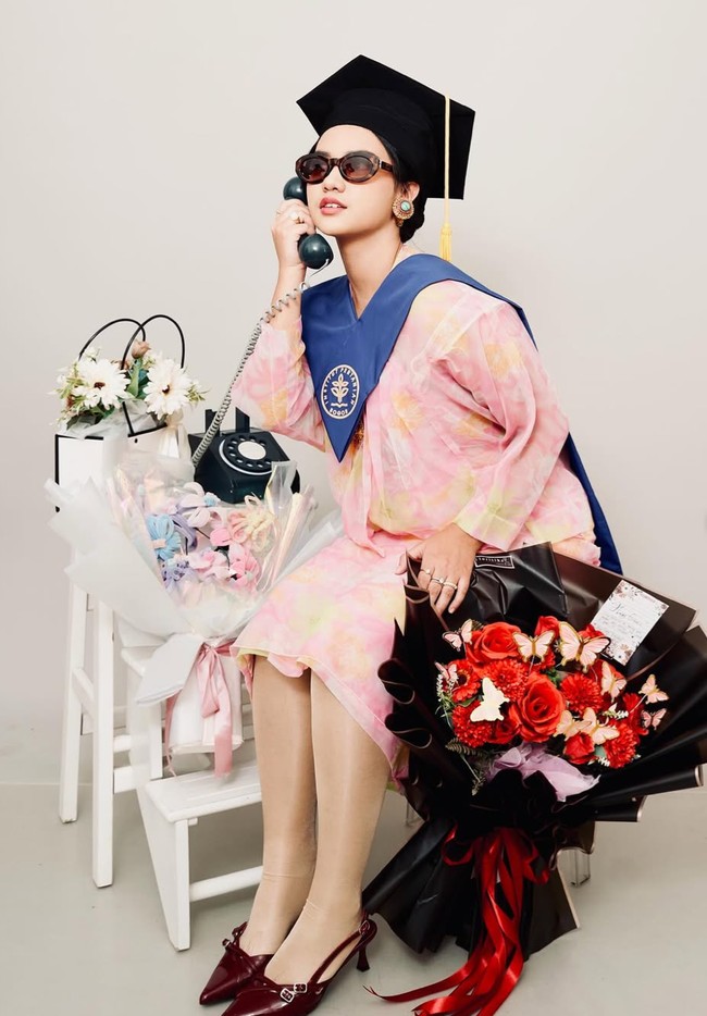 Meski dress tersebut sudah berusia cukup tua, namum tetap terlihat memukau saat dikenakan Charlotte. Ditambah dengan aksesori tambahan seperti sunglasses membuat penampilan Charlotte makin stylish. Foto: Instagram/@shahnaz.haque/@charlotteramadhan