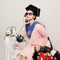 Meski dress tersebut sudah berusia cukup tua, namum tetap terlihat memukau saat dikenakan Charlotte. Ditambah dengan aksesori tambahan seperti sunglasses membuat penampilan Charlotte makin stylish. Foto: Instagram/@shahnaz.haque/@charlotteramadhan