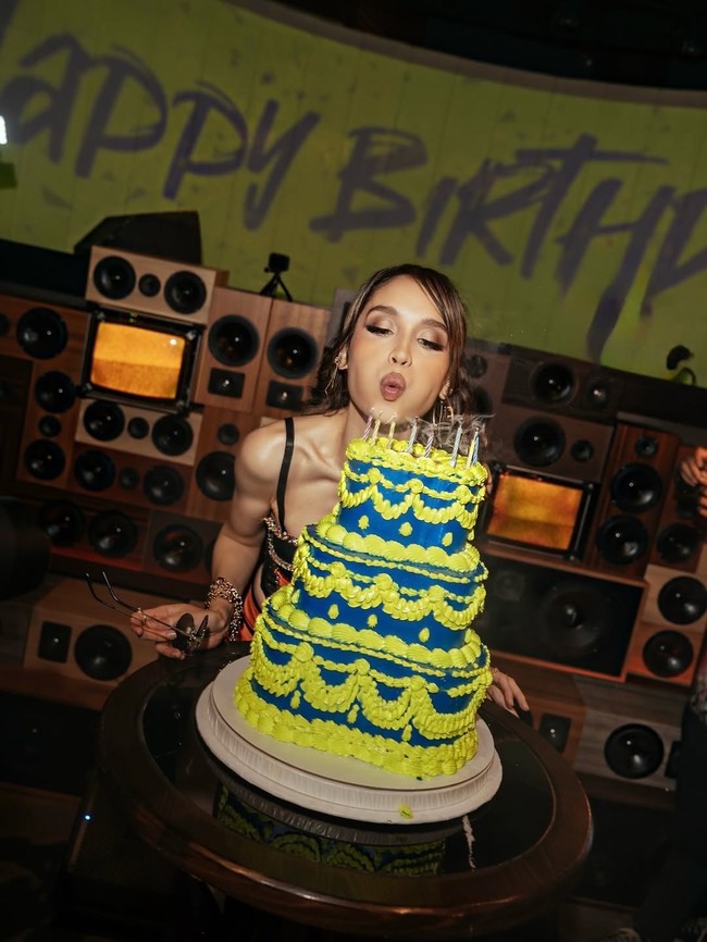 Menginjak usia 32 tahun, Cinta Laura merayakan hari kelahirannya dengan pesta meriah bernuansa disko. Ia tampil seksi dalam balutan atasan korset dan celana flare berwarna oranye, hitam dan ungu metalik. Foto: Instagram/@claurakiehl