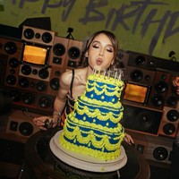 Menginjak usia 32 tahun, Cinta Laura merayakan hari kelahirannya dengan pesta meriah bernuansa disko. Ia tampil seksi dalam balutan atasan korset dan celana flare berwarna oranye, hitam dan ungu metalik. Foto: Instagram/@claurakiehl