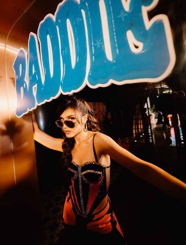 Bagi Cinta, perayaan sebesar ini jadi yang pertama kali sejak SMA. Maka dari itu, pelantun lagu ‘Mi Casa’ ini menggelarnya dengan cara seistimewa mungkin, mengundang teman-temannya dari sesama kalangan selebriti dan musisi. Foto: Instagram/@claurakiehl