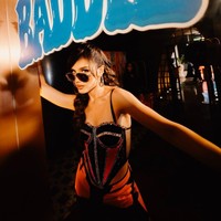 Bagi Cinta, perayaan sebesar ini jadi yang pertama kali sejak SMA. Maka dari itu, pelantun lagu ‘Mi Casa’ ini menggelarnya dengan cara seistimewa mungkin, mengundang teman-temannya dari sesama kalangan selebriti dan musisi. Foto: Instagram/@claurakiehl