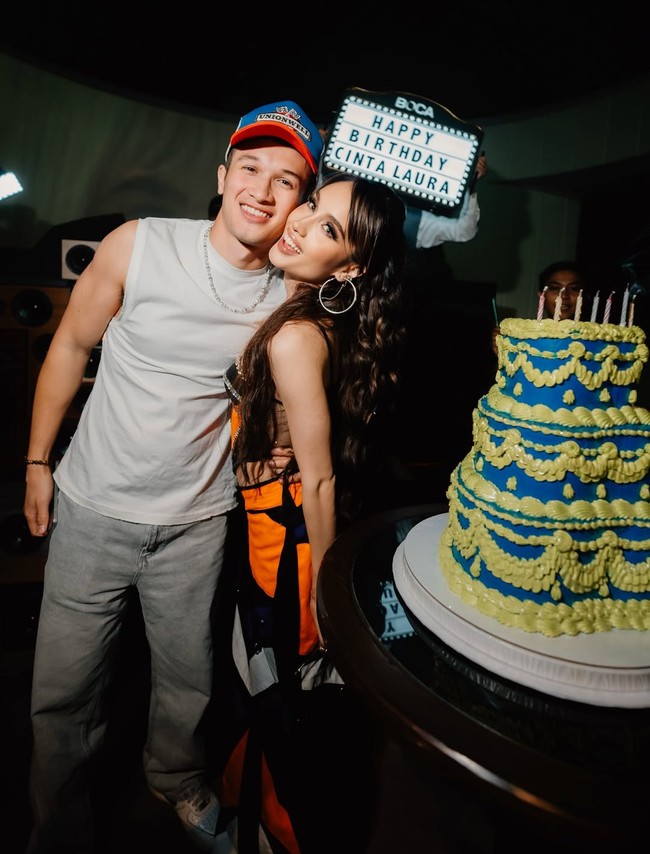 “Saya belum pernah merayakan ulang tahun seperti ini sejak SMA, yang membuat akhir pekan ini terasa lebih istimewa. Terima kasih dari lubuk hati saya yang terdalam untuk kalian semua yang datang merayakan bersama saya, ini sungguh berarti,” tulisnya di Instagram. Foto: Instagram/@claurakiehl