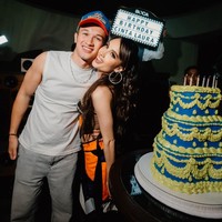 “Saya belum pernah merayakan ulang tahun seperti ini sejak SMA, yang membuat akhir pekan ini terasa lebih istimewa. Terima kasih dari lubuk hati saya yang terdalam untuk kalian semua yang datang merayakan bersama saya, ini sungguh berarti,” tulisnya di Instagram. Foto: Instagram/@claurakiehl