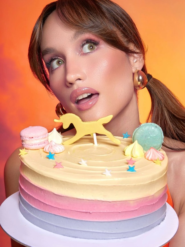 “Tambah Usia? YA. Menua? TIDAK ada dalam kamusku. Kecantikan adalah ketika perawatan diri bertemu dengan kebahagiaan DAN aku berencana untuk bersinar lebih terang setiap tahun,” tulis Cinta. Foto: Instagram/@claurakiehl