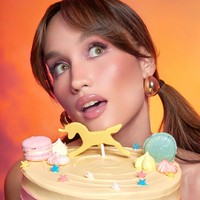 “Tambah Usia? YA. Menua? TIDAK ada dalam kamusku. Kecantikan adalah ketika perawatan diri bertemu dengan kebahagiaan DAN aku berencana untuk bersinar lebih terang setiap tahun,” tulis Cinta. Foto: Instagram/@claurakiehl