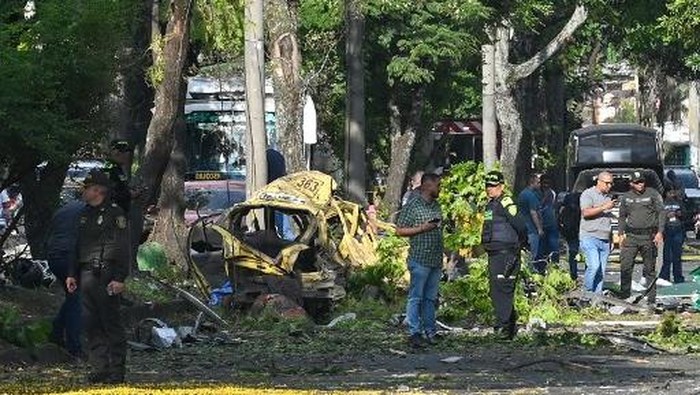 Members of the Colombian police inspect the area of a bomb explosion in cali, Colombia on August 21 2025. Five people were killed and dozens were injured when a vehicle bomb targeted a military base on a busy street in the Colombian city of Cali on August 21, 2025, local authorities said. (Photo by Oswaldo Pez / AFP)