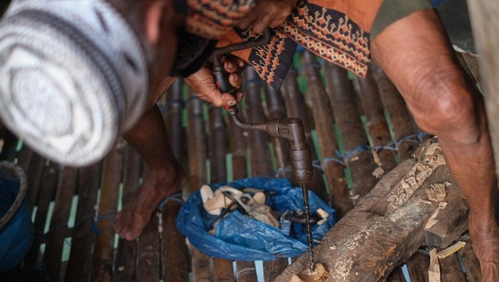 Dari Kayu Jadi Kacamata Selam, Kerajinan Unik Suku Bajo Wakatobi Perajin kaca mata selam Suku Bajo mengecek lubang kerajinan buatannya di Desa Bajo Mola, Wakatobi, Sulawesi Tenggara, Jumat (22/8/2025). Kaca mata selam berbahan kayu tersebut merupakan khas Suku Bajo yang dijual dengan harga Rp30 ribu hingga Rp50 ribu. ANTARA FOTO/Andry Denisah