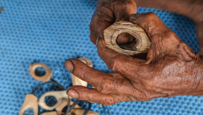 Dari Kayu Jadi Kacamata Selam, Kerajinan Unik Suku Bajo Wakatobi Perajin kaca mata selam Suku Bajo mengecek lubang kerajinan buatannya di Desa Bajo Mola, Wakatobi, Sulawesi Tenggara, Jumat (22/8/2025). Kaca mata selam berbahan kayu tersebut merupakan khas Suku Bajo yang dijual dengan harga Rp30 ribu hingga Rp50 ribu. ANTARA FOTO/Andry Denisah