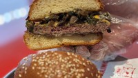 Kemudian burger diisi dengan beef patty, Dds white bbw sauce, soy teed mushroom, crispy crumbs dan keju cheddar. Foto: detikcom/Riska Fitria