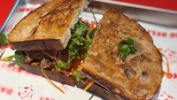 Di Daring Deli, pengunjung bisa menikmati sandwich varian banh mi seharga Rp 99.000. Banh mi sendiri merupakan jenis sandwich yang berasal dari Vietnam. Foto: detikcom/Riska Fitria