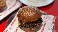 Untuk burger, bisa pesan Valkyrie seharga Rp 88.000 yang menjadi salah satu favorit. Burger ini menggunakan brioche bun yang tebal dan empuk dan lembut. Foto: detikcom/Riska Fitria