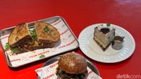 Belum lama ini, media kreatif JKT GO baru saja membuka restoran. Restoran tersebut bernama Daring Deli yang menawarkan sandwich dan burger. Foto: detikcom/Riska Fitria