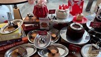 Kue ini terdiri dari biskuit regal, sponge cake vanilla yang dipadukan dengan krim yang sudah di-infused dengan teh merek Teh Botol. Kemudian dibalut dengan kulit mochi cokelat. Foto: detikcom/Riska Fitria