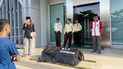 Demo Mahasiswa UIN Semarang Tolak UKT Naik-Wajib Bayar Mahad Rp 4 Juta