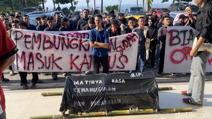 Suasana aksi demonstrasi mahasiswa baru (maba) di Kampus 3 Universitas Islam Negeri (UIN) Walisongo Semarang, Kecamatan Ngaliyan, Kota Semarang, Jumat (22/7/2025).