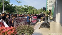 Korlap aksi, Iqbal Mujahid, salah satunya menyoroti pembayaran Mahad sebesar Rp 4 juta. Karena jika tidak dibayarkan, mereka diancam tidak bisa mengurus KRS (Kartu Rencana Studi). Salah satu mahasiswa, Fadil, mengaku sudah membayar. Namun, fasilitas yang diterimanya jauh dari kata memadai. Foto: Arina Zulfa Ul Haq/detikJateng