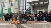 Mahasiswa UIN Walisongo juga mendesak kampus mengusut kasus kekerasan seksual yang tengah terjadi di Sosiologi. Dalam aksi demo, mereka membakar keranda sebagai matinya demokrasi di lingkungan kampus. Foto: Arina Zulfa Ul Haq/detikJateng