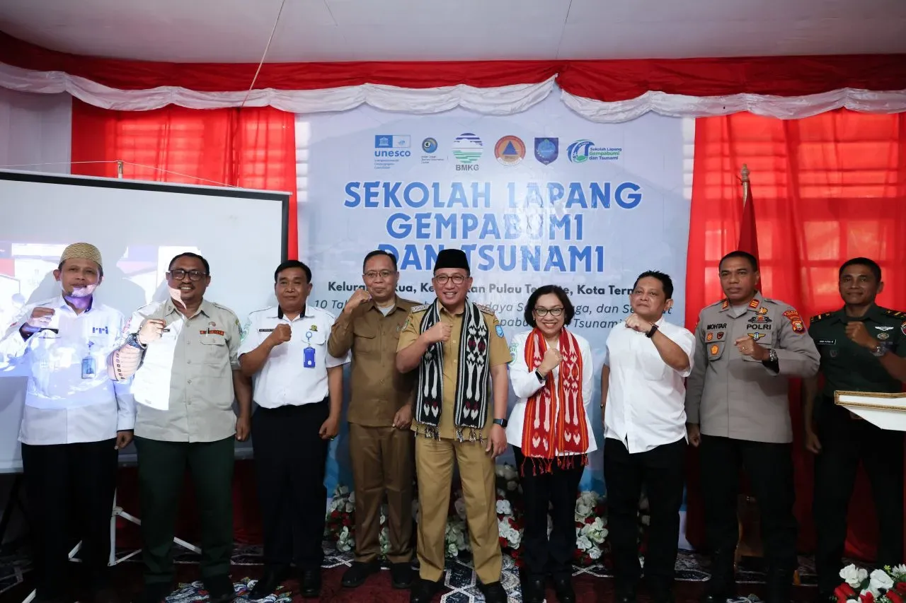 Deputi Bidang Geofisika BMKG Nelly Florida Riama menggelar kegiatan Sekolah Lapang Gempa dan Tsunami (SLG) di Kelurahan Rua, Kota Ternate, Maluku Utara. (Dok. BMKG)