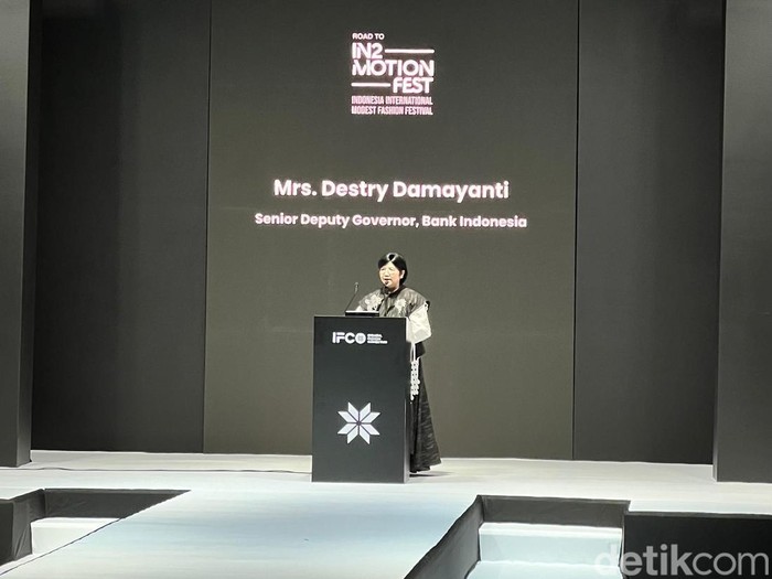Wakil Direktur Utama PT Bank Tabungan Negara (Persero) Tbk (BTN) Oni Febriarto Rahardjo dan Komisaris Utama BTN Chandra M Hamzah berbincang dengan Deputi Gubernur Senior Bank Indonesia (BI) Destry Damayanti usai acara BTN Economic Outlook 2024 di Jakarta, Kamis (25/1/2024). BTN menggelar acara Economic Outlook 2024 dengan mengundang Nasabah Prioritas yang membahas seputar isu dan perkembangan seputar bisnis, ekonomi, dan politik. BTN optimistis sektor properti masih cerah dan menjadi sektor yang dapat memberikan kontribusi banyak terhadap pertumbuhan perekonomian di Indonesia sepanjang tahun 2024 ini.