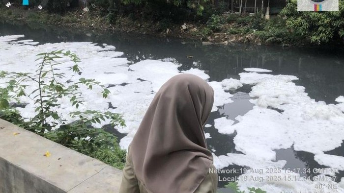 Dinas Lingkungan Hidup (DLH) DKI Jakarta menindaklanjuti temuan busa yang muncul di aliran Kali Sunter, Jakarta Utara. (ANTARA/HO-Dinas Lingkungan Hidup DKI Jakart)