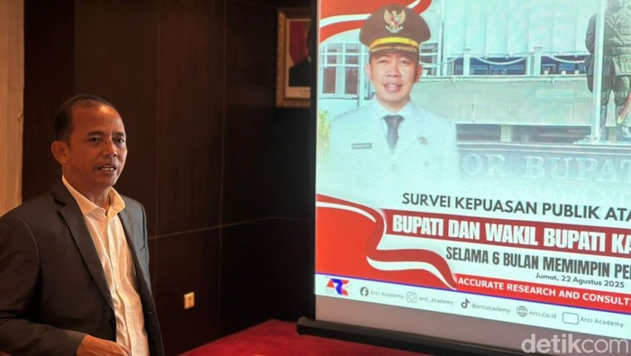 Direktur Utama ARCI Baihaki Sirajt saat memaparkan tentang kepuasan warga Jember terhadap pemerintahan kabupaten di bawah kepemimpinan Gus Fawait.