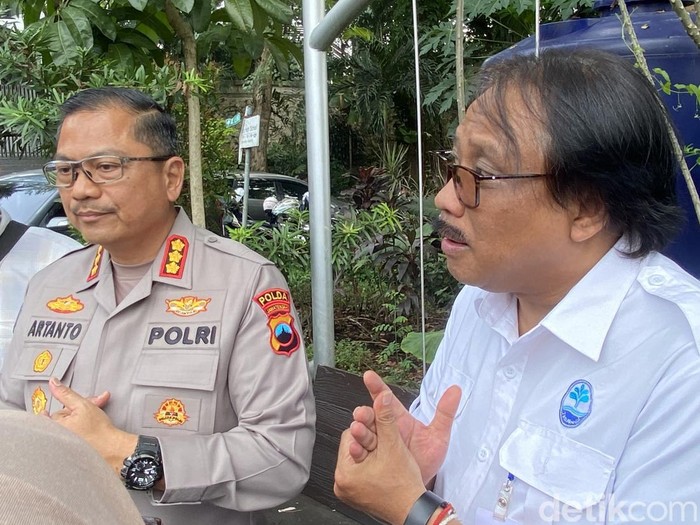Direktur Utama PDAM Tirta Moedal, Yudi Indardo dan Kabid Humas Polda Jateng, Kombes Artanto di Reservoir Siranda, Kota Semarang, Jumat (22/7/2025).